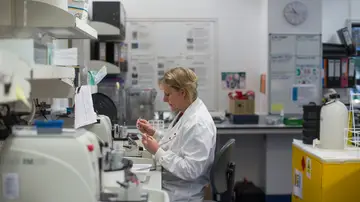 Una científica trabajando en el laboratorio Una científica trabajando en el laboratorio