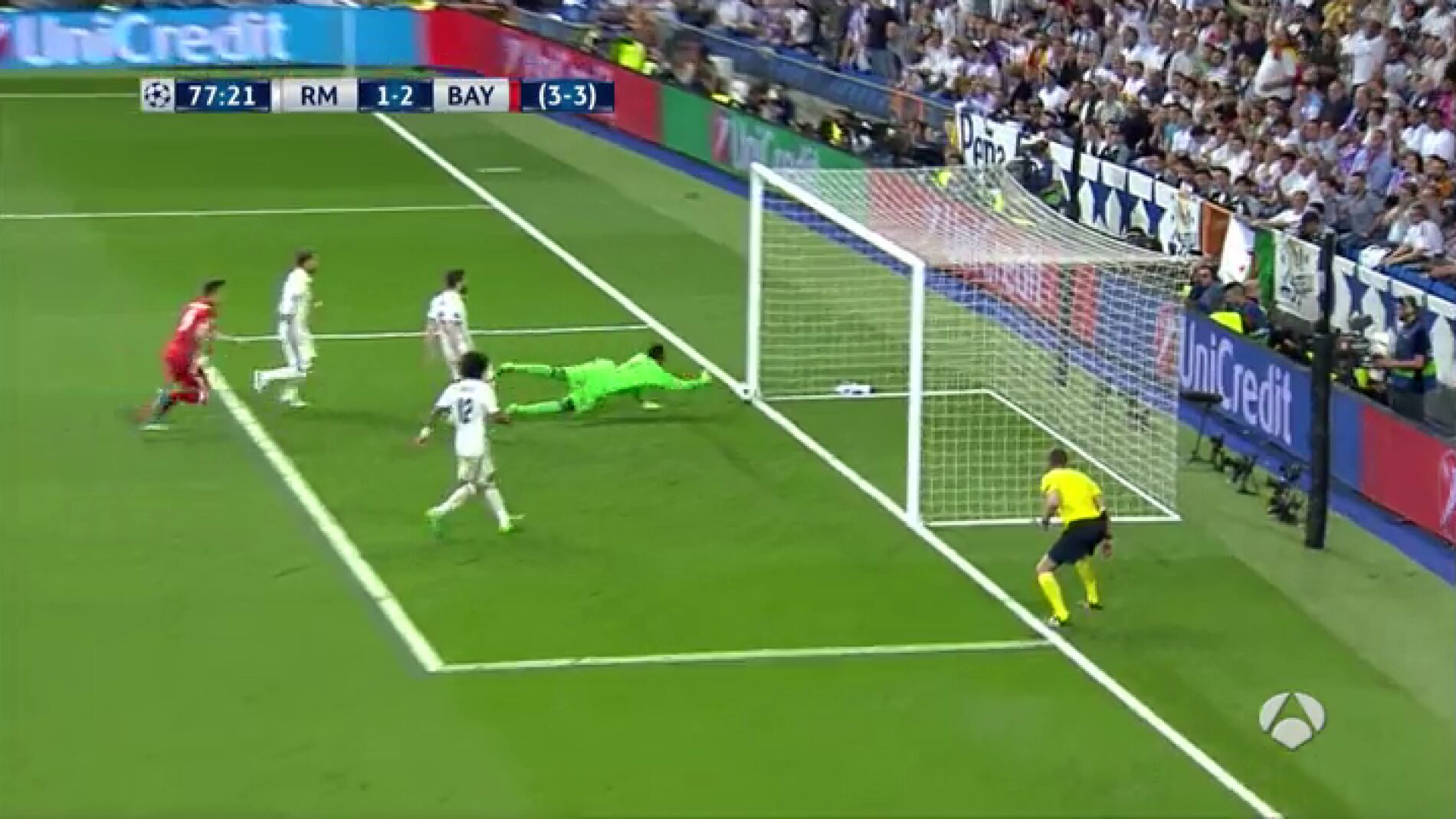 Frame 34.154476 de: Sergio Ramos se marca en propia puerta en una jugada desafortunada