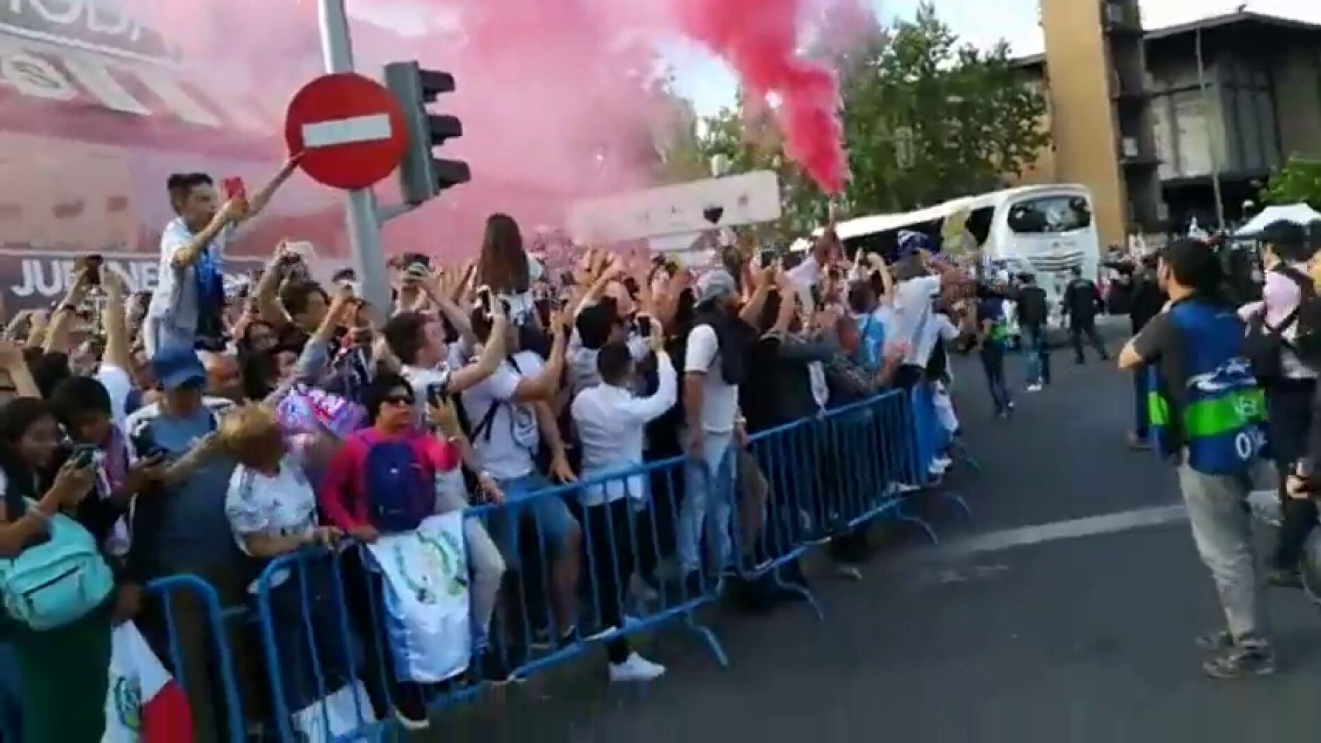 Espectacular recibimiento de la afición al Real Madrid