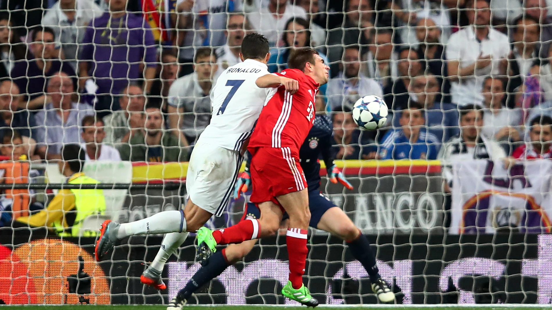 Cristiano Ronaldo marca de cabeza ante Neuer