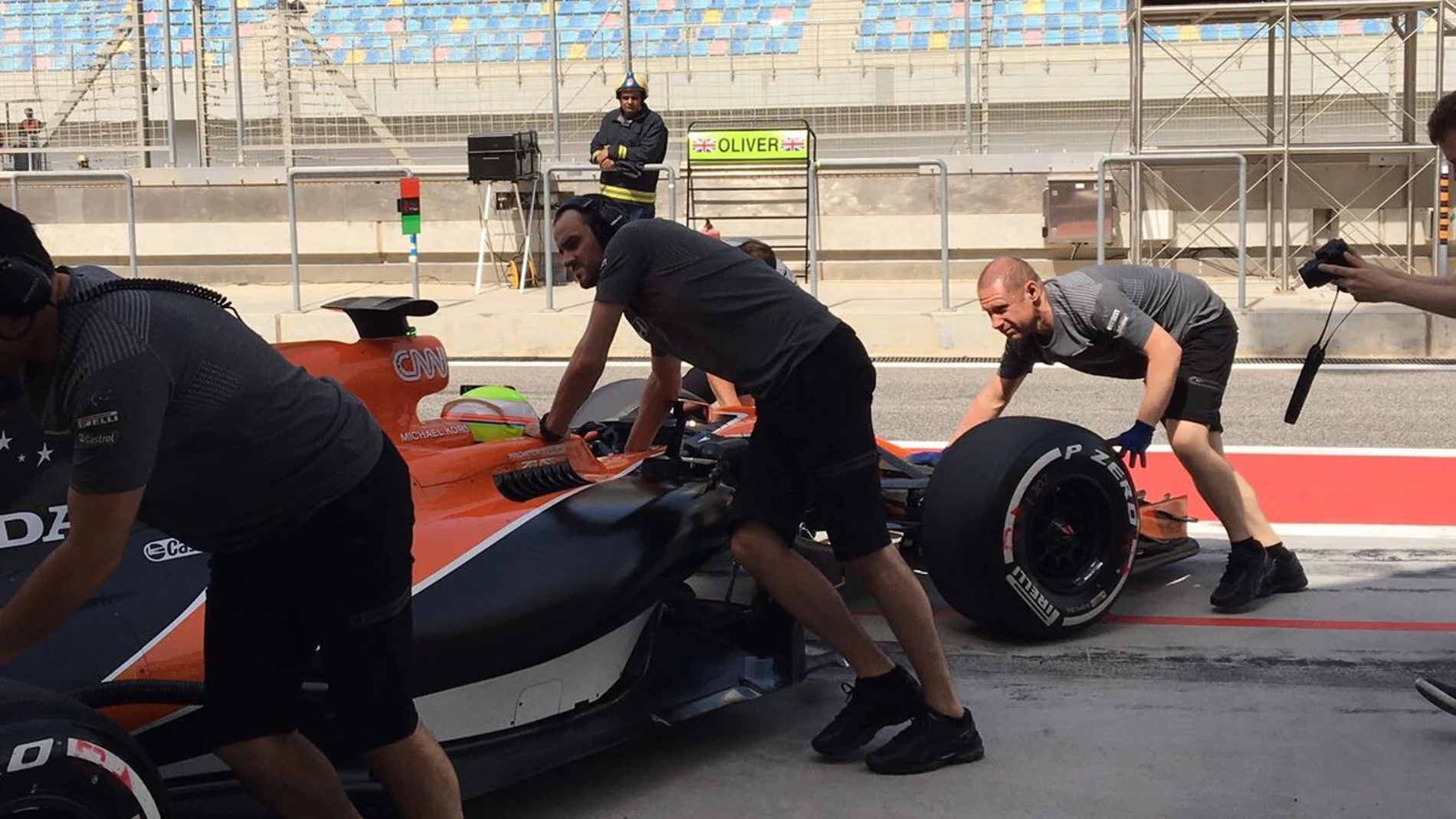 Los mecánicos empujan el McLaren al garaje