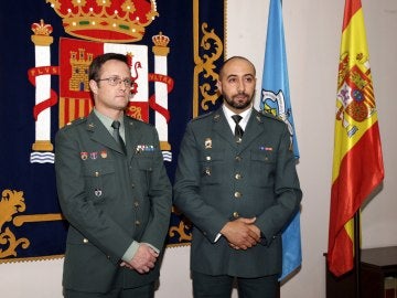 El guardia civil Brain Mohamed (a la derecha), quien arriesgó su vida para salvar a cinco menores extranjeros