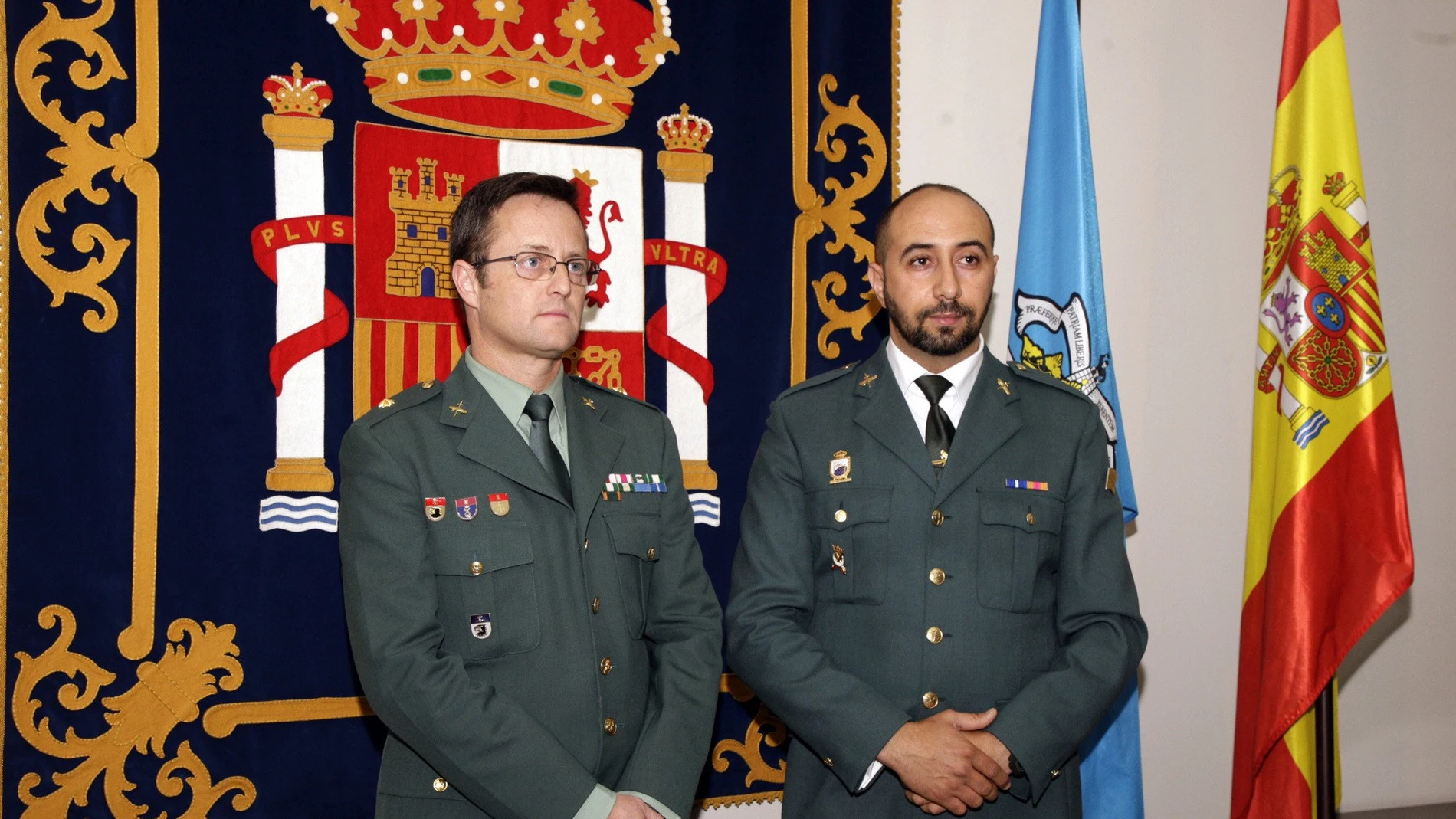 El guardia civil Brain Mohamed (a la derecha), quien arriesgó su vida para salvar a cinco menores extranjeros El guardia civil Brain Mohamed (a la derecha), quien arriesgó su vida para salvar a cinco menores extranjeros