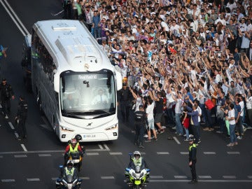 La afición del Real Madrid, recibiendo al equipo antes del partido contra el Bayern