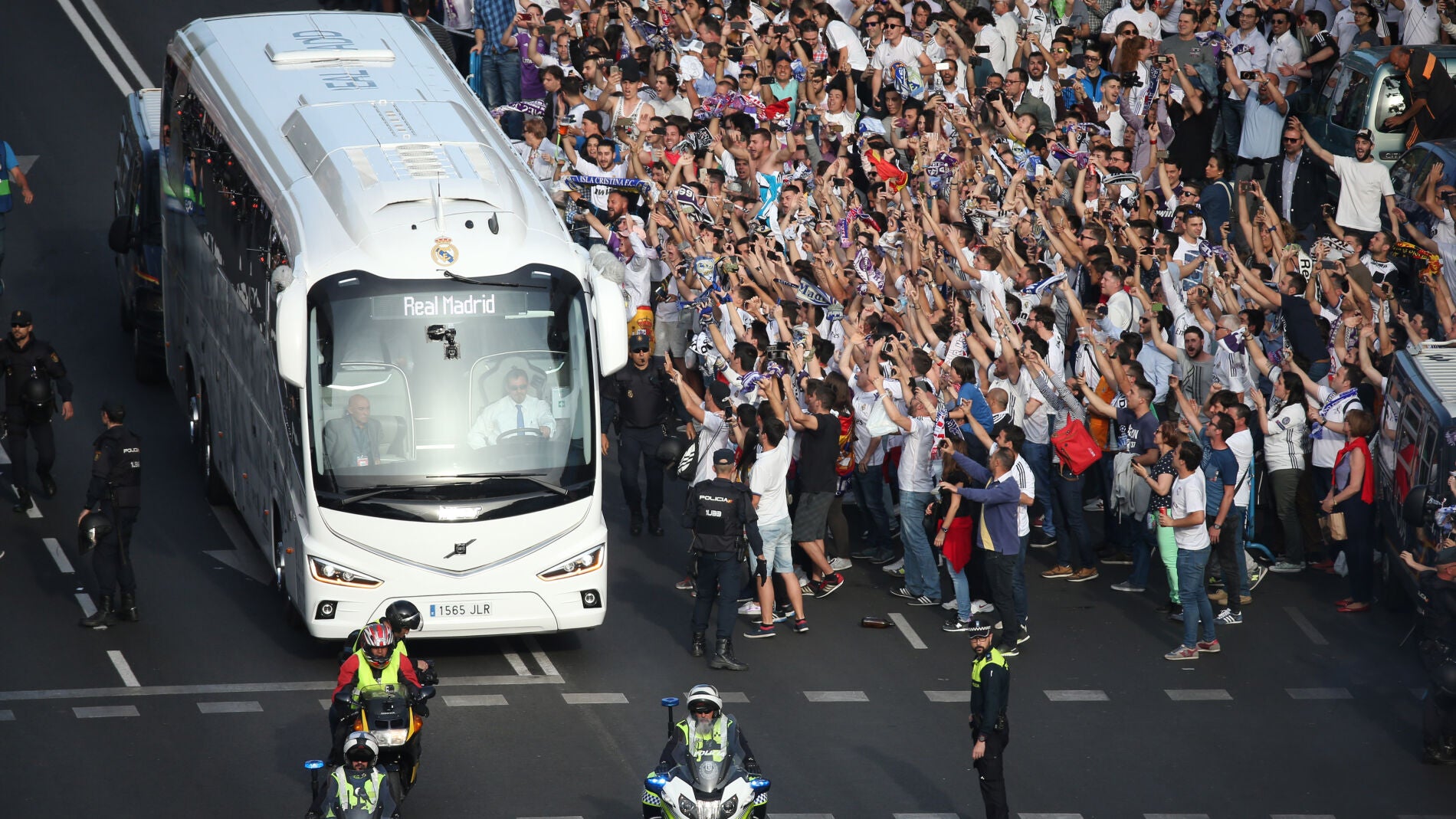 La afici&oacute;n del Real Madrid, recibiendo al equipo antes del partido contra el Bayern