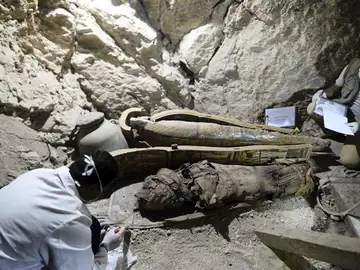 Arqueólogos trabajando en el nuevo descubrimiento Arqueólogos trabajando en el nuevo descubrimiento