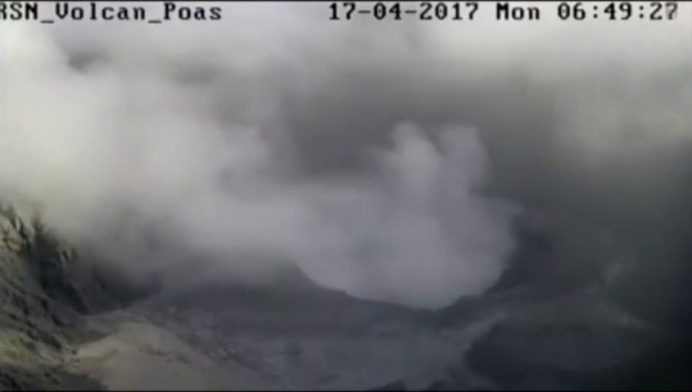 Frame 21.122352 de: El volcán Poás mantiene erupciones constantes y despide una densa columna de humo