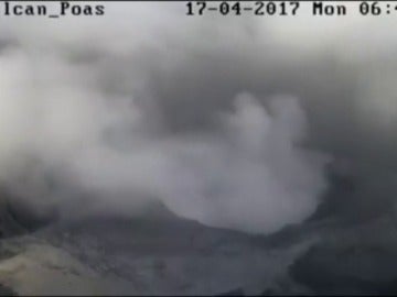 Frame 21.122352 de: El volcán Poás mantiene erupciones constantes y despide una densa columna de humo