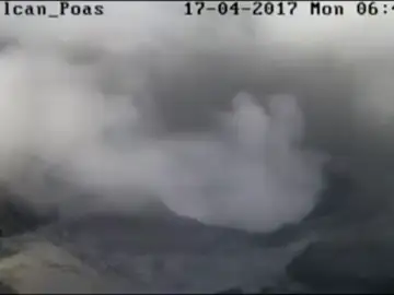 Frame 21.122352 de: El volcán Poás mantiene erupciones constantes y despide una densa columna de humo Frame 21.122352 de: El volcán Poás mantiene erupciones constantes y despide una densa columna de humo