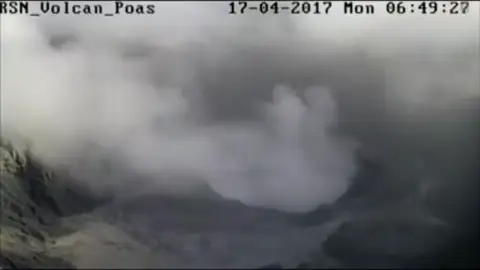 Frame 21.122352 de: El volcán Poás mantiene erupciones constantes y despide una densa columna de humo Frame 21.122352 de: El volcán Poás mantiene erupciones constantes y despide una densa columna de humo