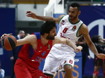Adam Hanga trata de frenar a Miloes Teodosic Adam Hanga trata de frenar a Miloes Teodosic