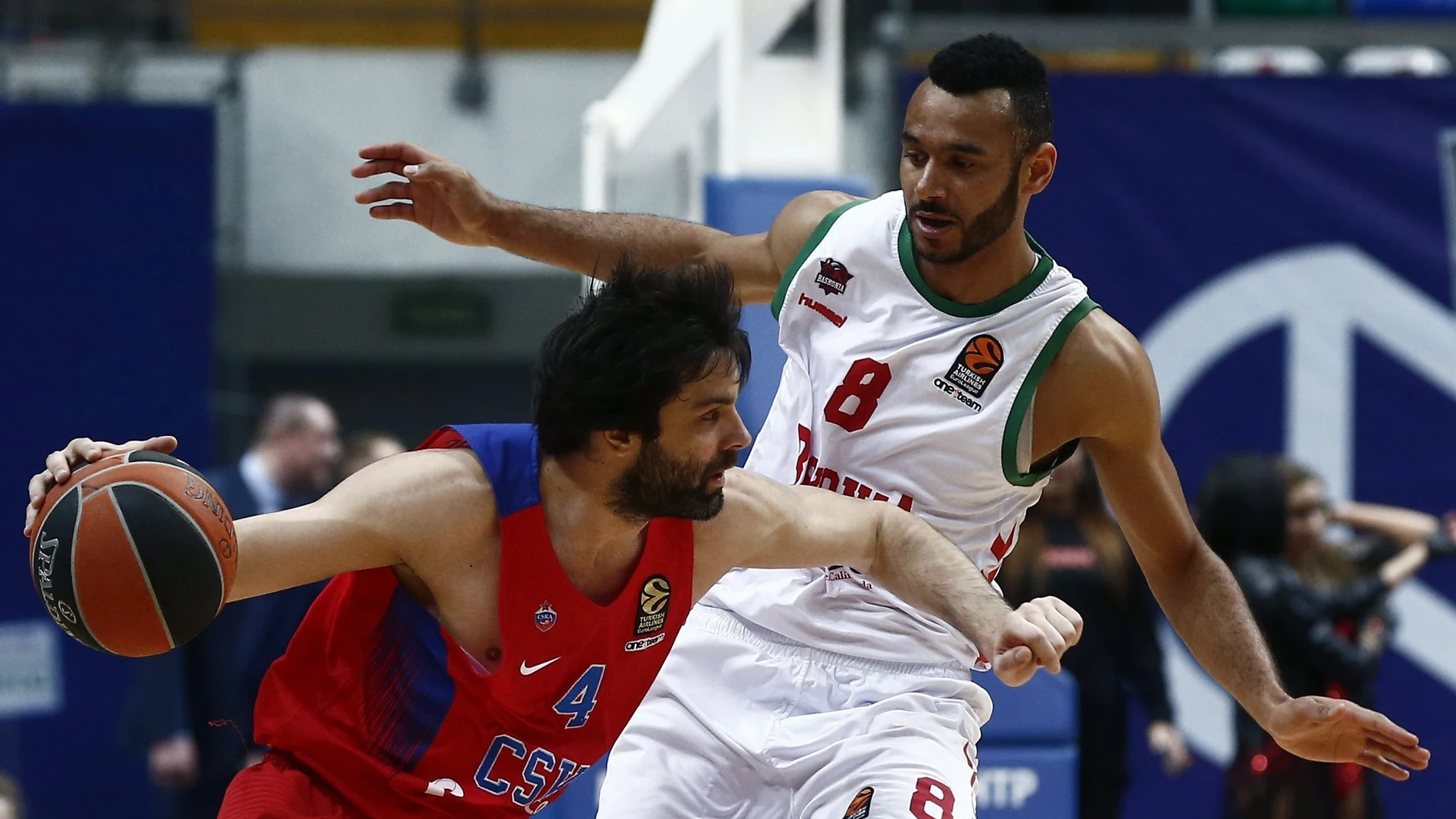 Adam Hanga trata de frenar a Miloes Teodosic Adam Hanga trata de frenar a Miloes Teodosic