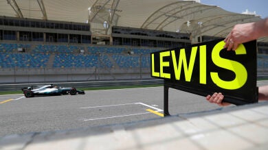 Hamilton lidera los test de Baréin en una nueva jornada aciaga para McLaren