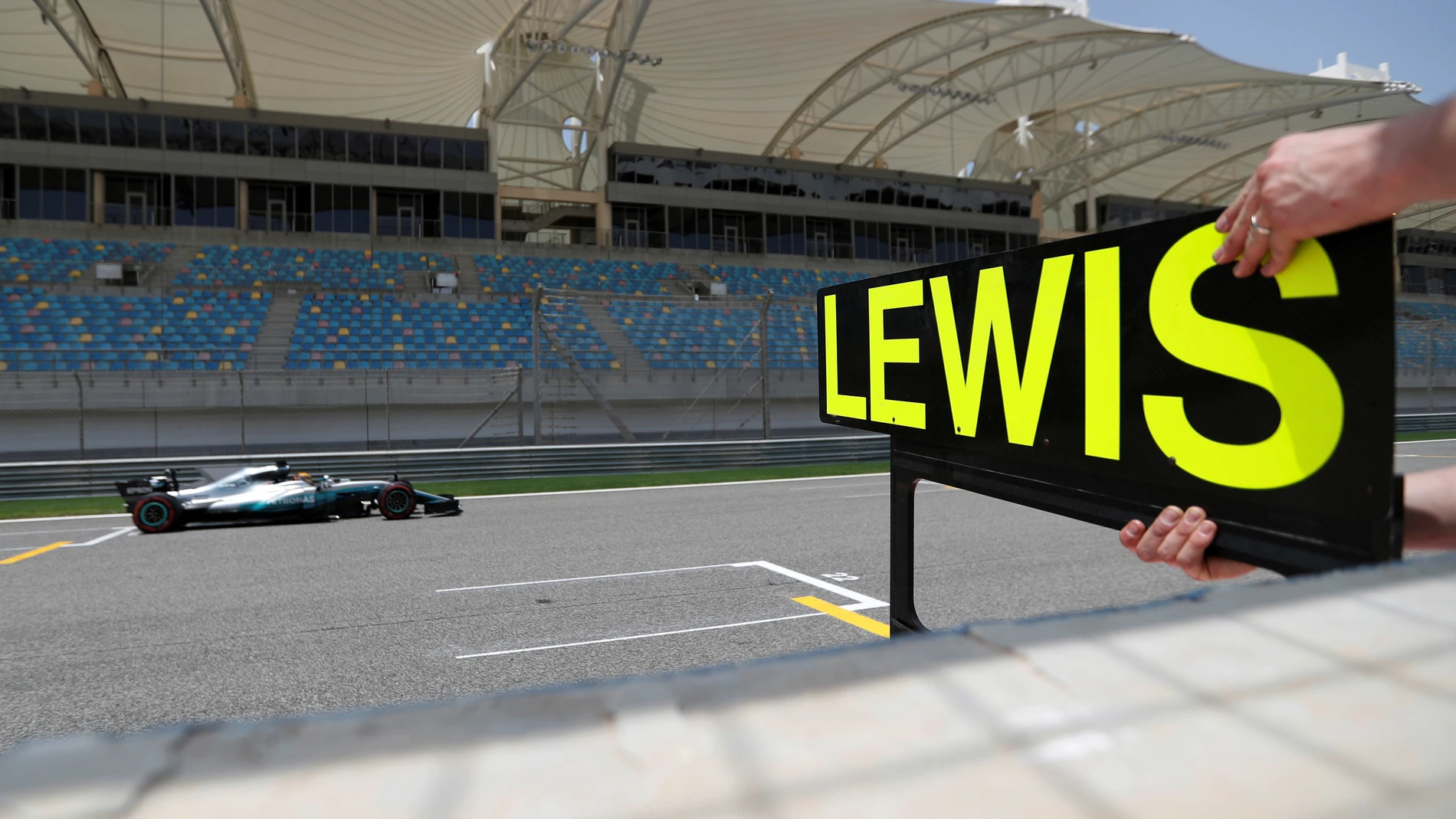 Hamilton, en los test de Baréin