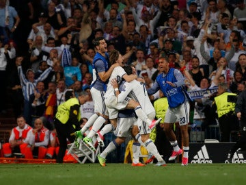Cristiano Ronaldo celebra junto a sus compañeros su gol 100 en competiciones europeas