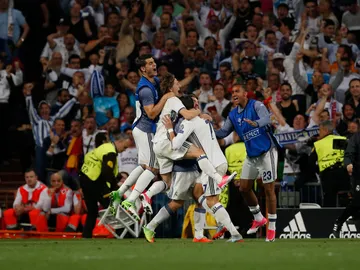 Cristiano Ronaldo celebra junto a sus compañeros su gol 100 en competiciones europeas Cristiano Ronaldo celebra junto a sus compañeros su gol 100 en competiciones europeas