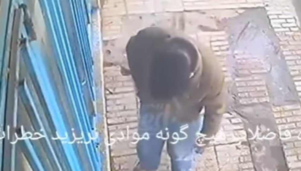 Tira un cigarro al suelo y explota
