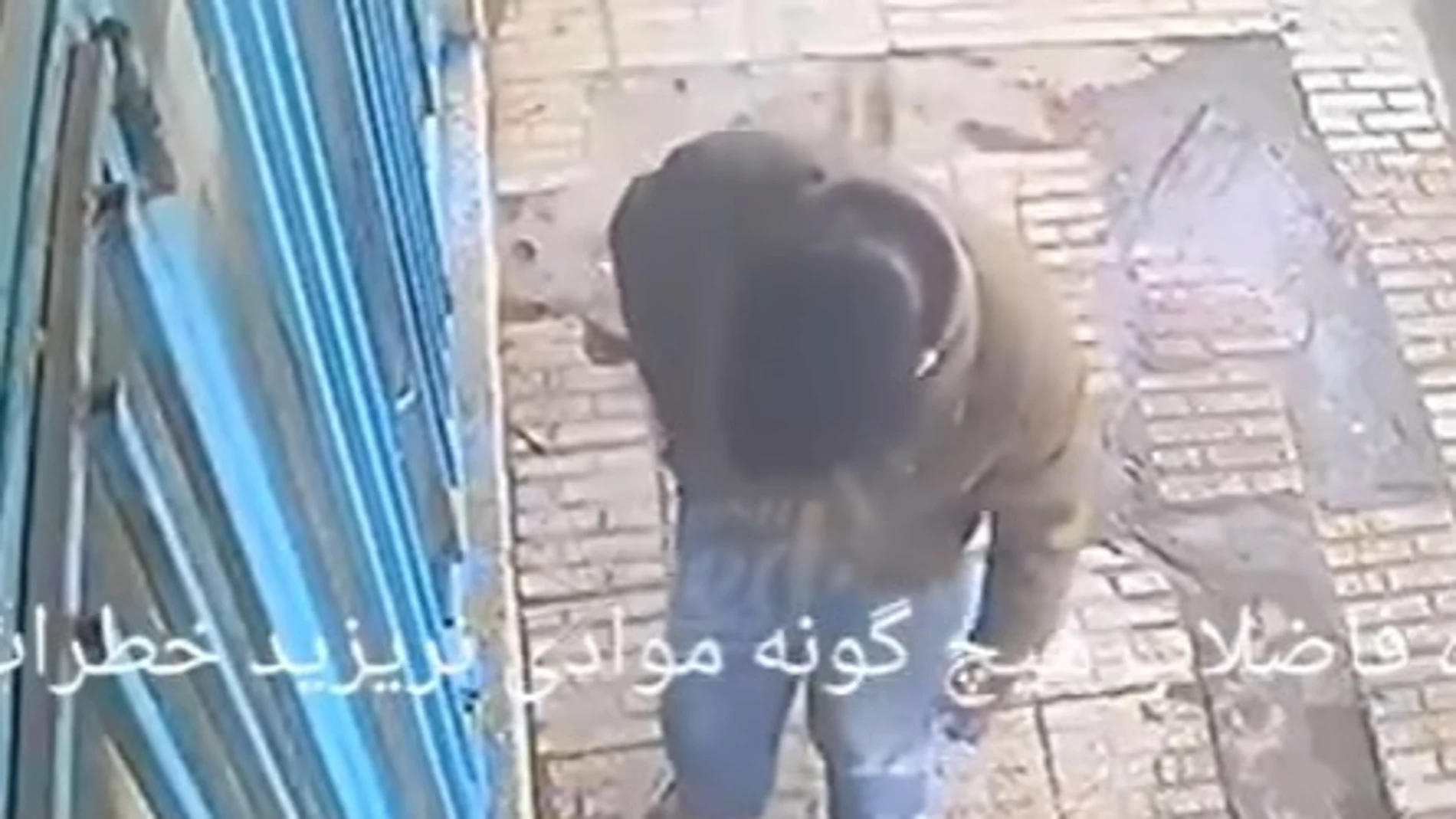 Tira un cigarro al suelo y explota Tira un cigarro al suelo y explota