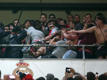 La Policía carga contra los aficionados del Bayern La Policía carga contra los aficionados del Bayern
