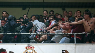 Carga policial contra los aficionados del Bayern en una de las gradas del Bernabéu