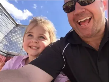 Valerie junto a su padre Valerie junto a su padre