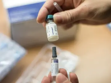 Imagen de archivo de una enfermera sosteniendo una vacuna contra el sarampión Imagen de archivo de una enfermera sosteniendo una vacuna contra el sarampión