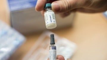Imagen de archivo de una enfermera sosteniendo una vacuna contra el sarampión