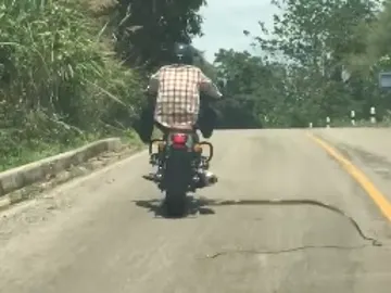 La serpiente atacando al motorista La serpiente atacando al motorista