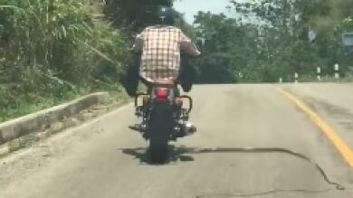 Un motorista logra esquivar en marcha el ataque de una serpiente que estaba en la carretera