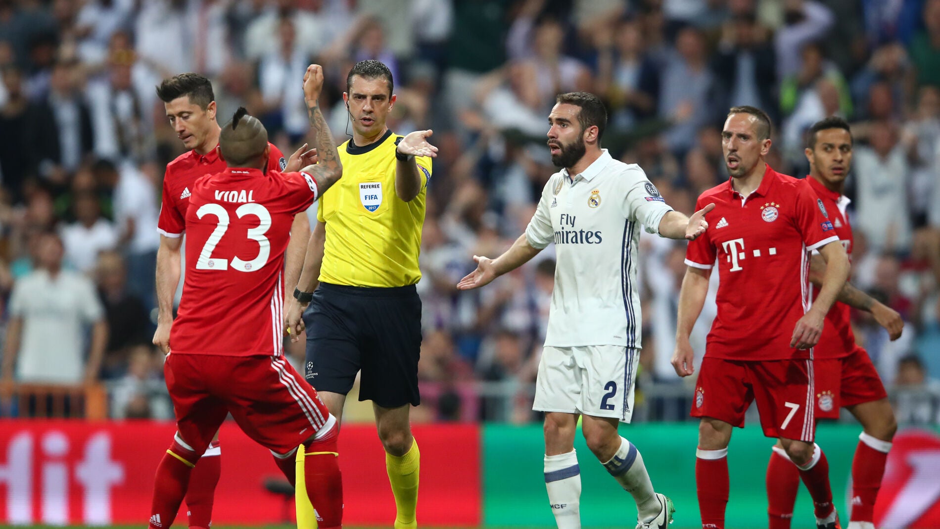 Vidal protesta al &aacute;rbitro tras ver la roja en el Bernab&eacute;u