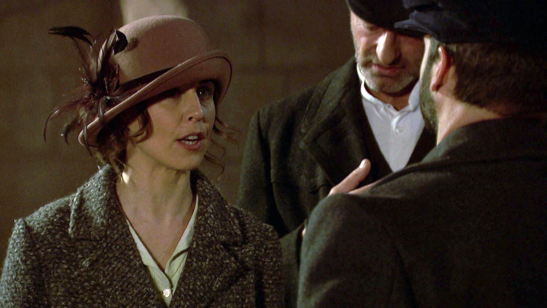 Los concejales env&iacute;an a cuatro matones para que acaben con Adela