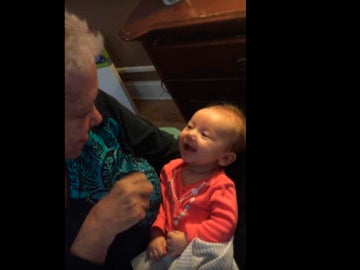 La abuela enseñando lengua de signos a su nieta