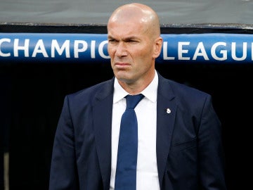 Zinedine Zidane, en la banda del Bernabéu