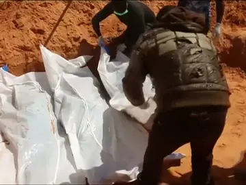 Frame 47.475555 de: Pescadores libios encuentran 28 inmigrantes fallecidos a bordo de una barcaza a la deriva Frame 47.475555 de: Pescadores libios encuentran 28 inmigrantes fallecidos a bordo de una barcaza a la deriva