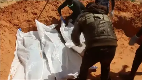 Frame 47.475555 de: Pescadores libios encuentran 28 inmigrantes fallecidos a bordo de una barcaza a la deriva Frame 47.475555 de: Pescadores libios encuentran 28 inmigrantes fallecidos a bordo de una barcaza a la deriva