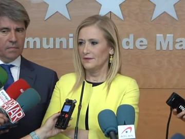 Cristina Cifuentes atendiendo a los medios