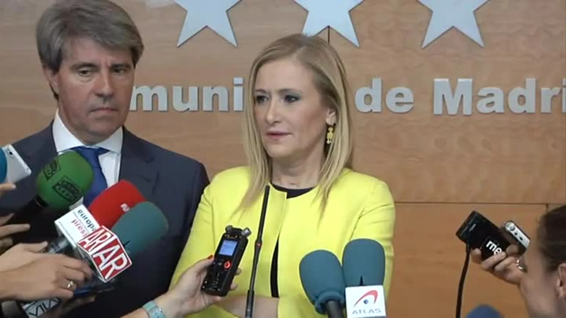 Cristina Cifuentes atendiendo a los medios Cristina Cifuentes atendiendo a los medios