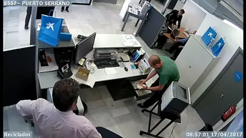 Frame 40.237799 de: Detenido por atracar un banco con un cuchillo y a cara descubierta Frame 40.237799 de: Detenido por atracar un banco con un cuchillo y a cara descubierta