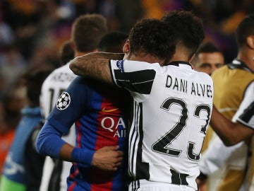 Dani Alves abraza a un Neymar destrozado