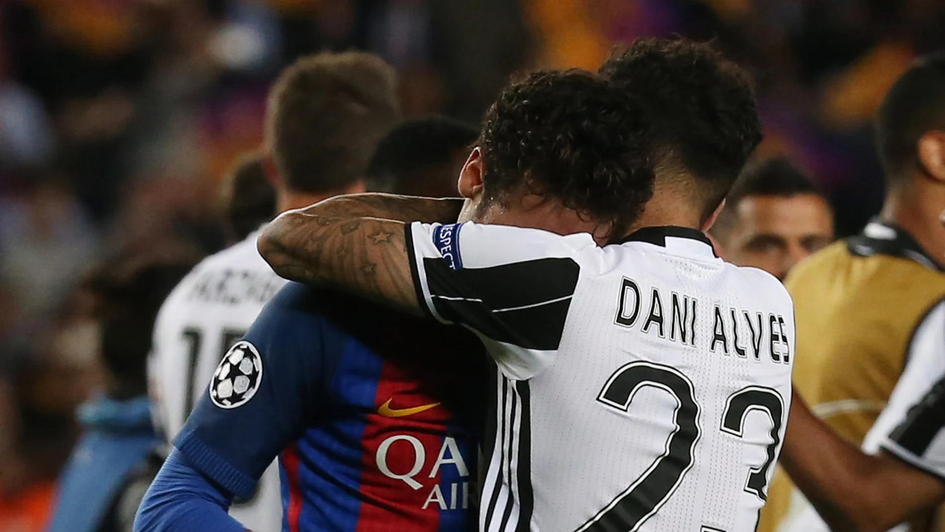 Dani Alves abraza a un Neymar destrozado