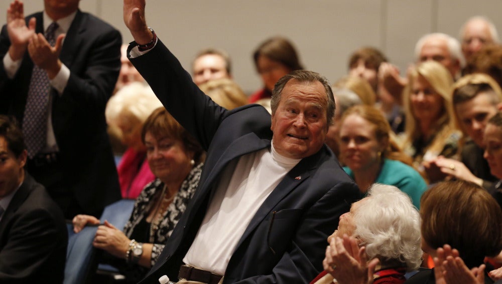 El ex presidente George H.W. Bush y su mujer Barbara