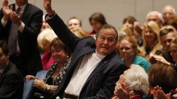 El ex presidente George H.W. Bush y su mujer Barbara