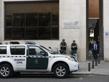 Agentes de la Guardia Civil en la sede del Canal de Isabel II Agentes de la Guardia Civil en la sede del Canal de Isabel II