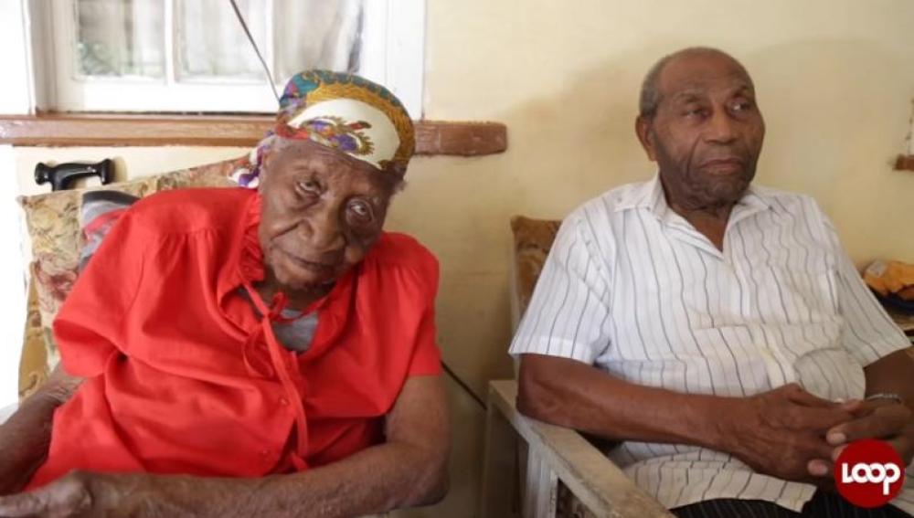 Harold junto a su madre, Violet Brown