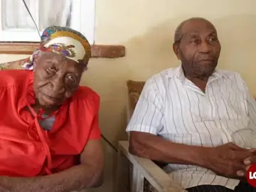 Harold junto a su madre, Violet Brown Harold junto a su madre, Violet Brown