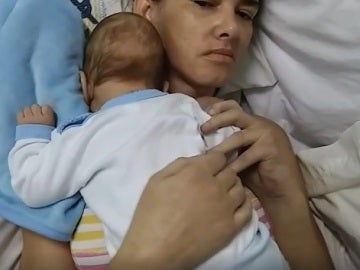 Amelia Bannan junto a su hijo al despertar del coma