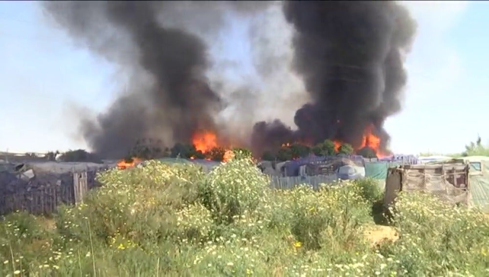 Frame 4.398075 de: Un incendio calcina un asentamiento de inmigrantes en Lepe, Huelva