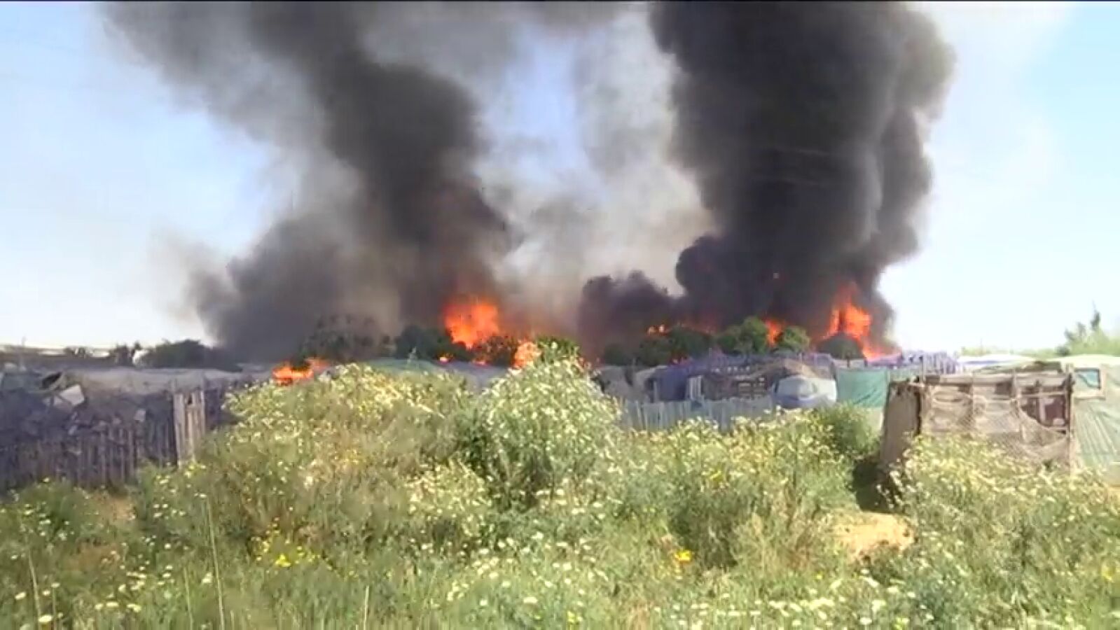 Un incendio calcina un asentamiento de inmigrantes en Lepe