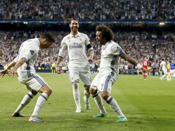 Marcelo celebra un gol con Cristiano Ronaldo