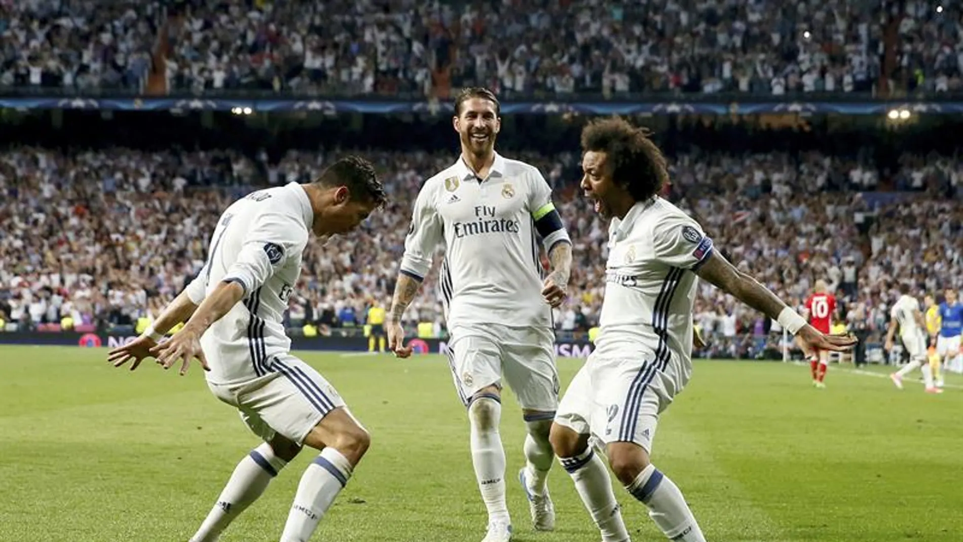 Marcelo celebra un gol con Cristiano Ronaldo Marcelo celebra un gol con Cristiano Ronaldo